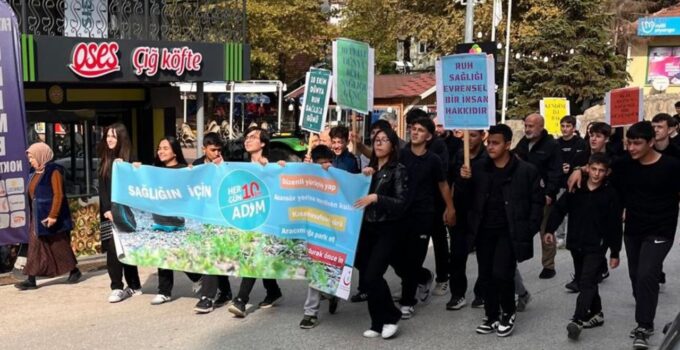 Cumayeri’nde Dünya Ruh Sağlığı Günü Farkındalık Yürüyüşü Düzenlendi