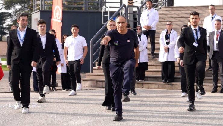 Cumhuriyet Yürüyüşüyle Unutulmayan Öğretmene Sürpriz Kutlama