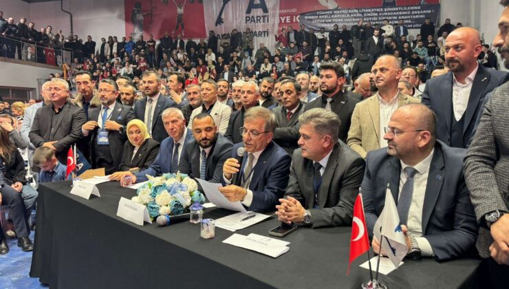 Miting Gibi Kongrede Divan Sınıfta Kaldı