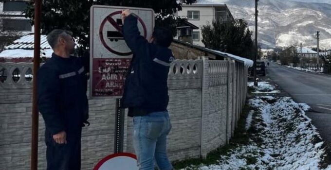 Çilimli’de Trafik Tabelaları Yenileniyor