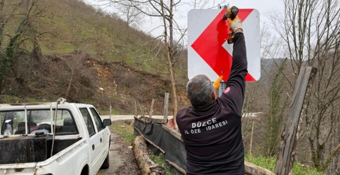 Grup Yolunda Trafik Levhası Çalışmaları Sürüyor