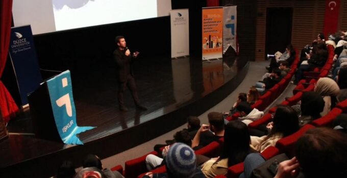 Düzce Üniversitesi’nde “Mülakat Teknikleri” Eğitimiyle Öğrenciler İş Görüşmelerine Hazırlanıyor