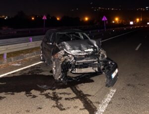 Beyköy Yolu’nda Kaza; Araç Bariyerlere Çarptı